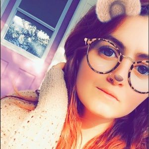 Meet your Posher, Larissa